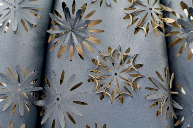 Bloemenpatroon gesneden in blauw synthetisch leer met Trotec CO₂-lasersnijder