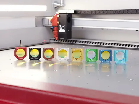 Letto di taglio laser Trotec con lenti CO₂ e laser a fibra multiple disposte in fila