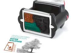 Mit dem Laserschneider von Trotec Laser gravierter Stempel, der die Geschäftsdaten des Landschaftsbauers zeigt