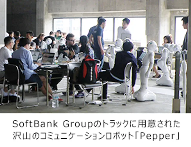 技術ワークショップで複数のソフトバンクPepperロボットを操作するグループ