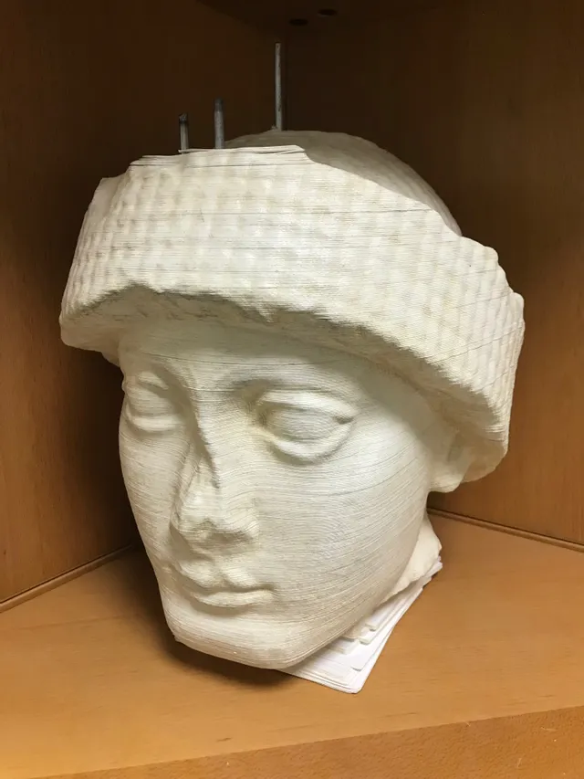 3D-gedruckte Kopfskulptur aus geschichtetem Material, die Details des Laserschneidens zeigt