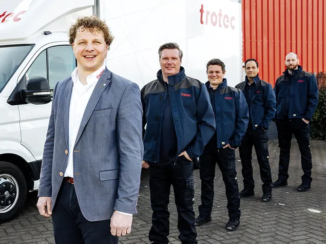 Trotecs laserskærer-team står foran en servicevogn uden for virksomhedens bygning