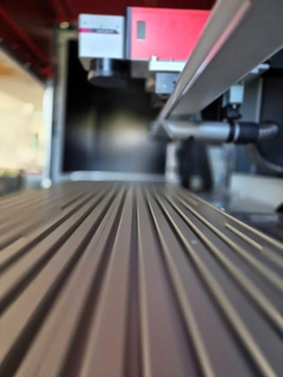 Primer plano de la máquina de marcado por láser Trotec SpeedMarker centrada en el lecho de marcado de aluminio