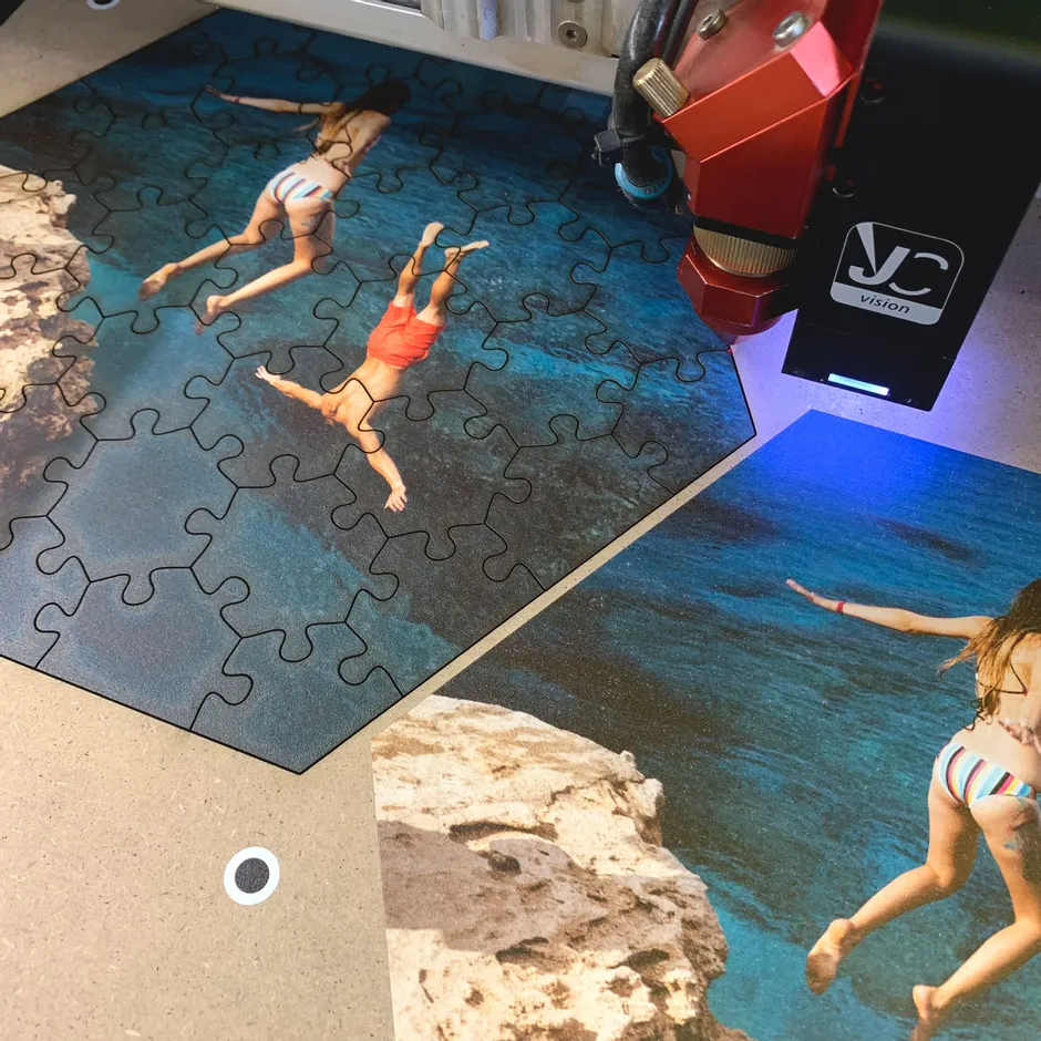 トロテック・レーザーカッターによる高精度彫刻技術によるカスタム写真パズル加工