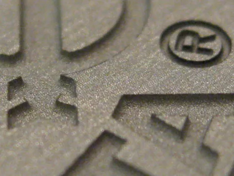 Close-up da gravação de metal de precisão criada pela máquina de marcação a laser da Trotec