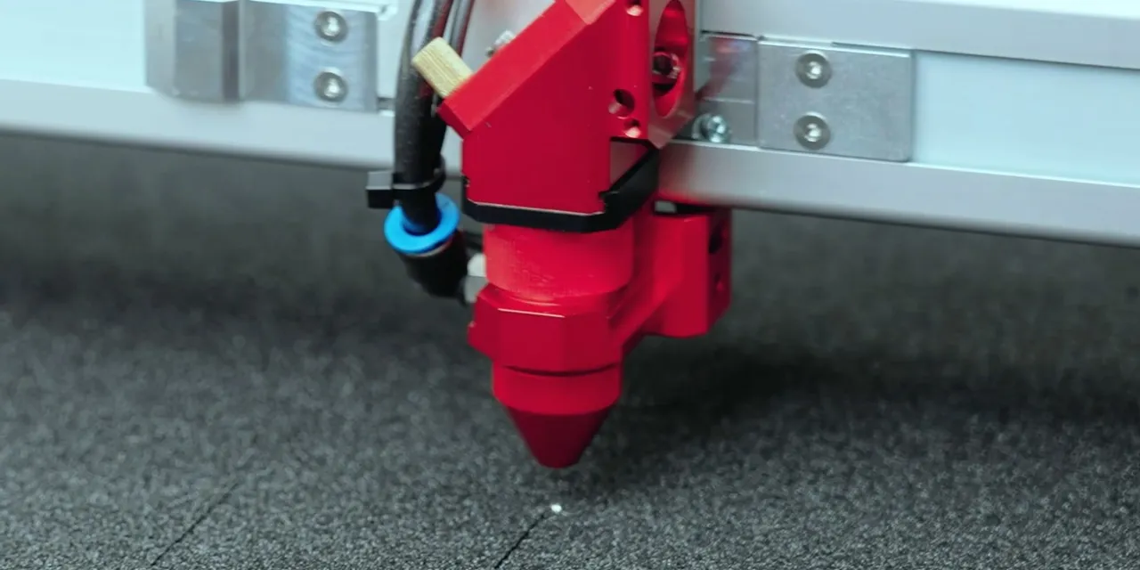 Trotec Laser machine de découpe tête gravure mousse noire avec précision CO₂ technologie laser.