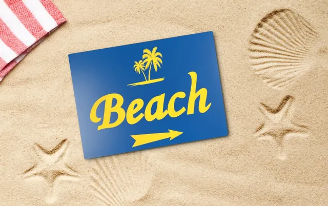 Letrero de playa con gráfico de palmera y flecha, grabado con cortadora láser Trotec sobre material azul