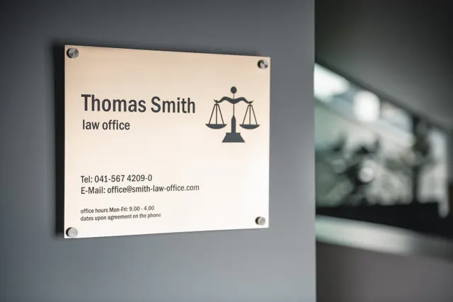 Gravure laser de panneaux pour les bureaux