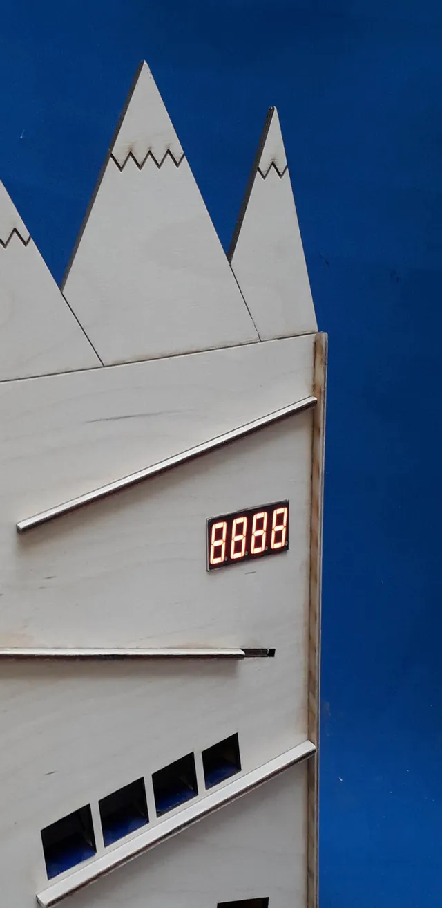 Lasergeschnittene Holzmurmelbahn mit Digitalanzeige, hergestellt mit Trotec CO₂-Lasertechnologie