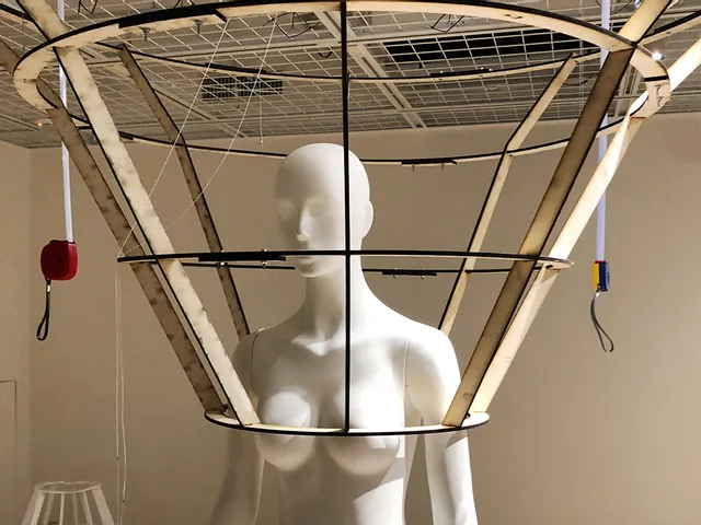 インスタレーション作品としての木製クリノリン