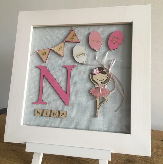 Personalisierter Geburtsrahmen mit lasergeschnittenen Elementen, hergestellt mit einer Lasergraviermaschine von Trotec