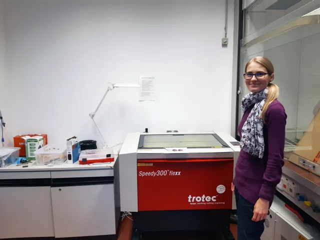 Trotec Speedy 300 flexx lasersnijder in gebruik in een werkplaats met operator in de buurt