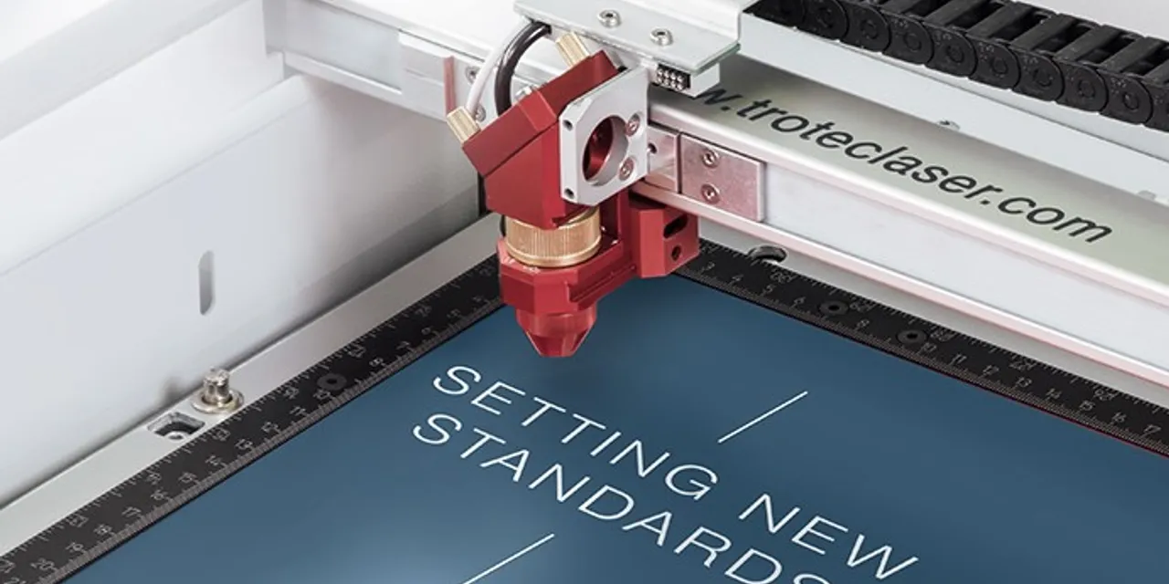 Taglio laser Trotec serie Speedy che incide il testo su materiale blu