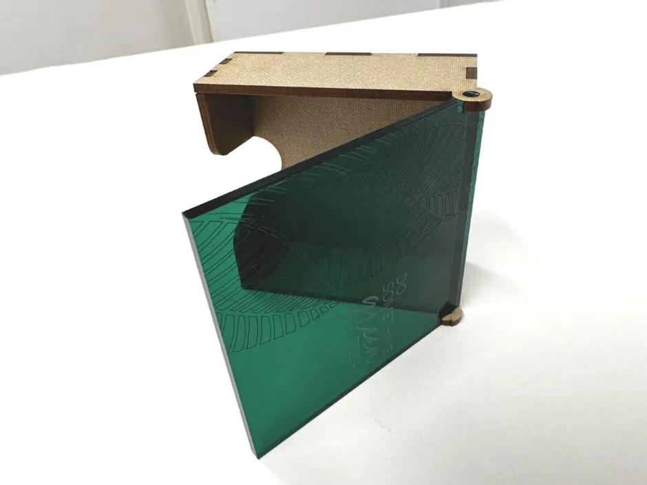Présentoir en acrylique et MDF avec gravure de feuilles réalisé à l'aide de la machine de gravure laser Trotec.