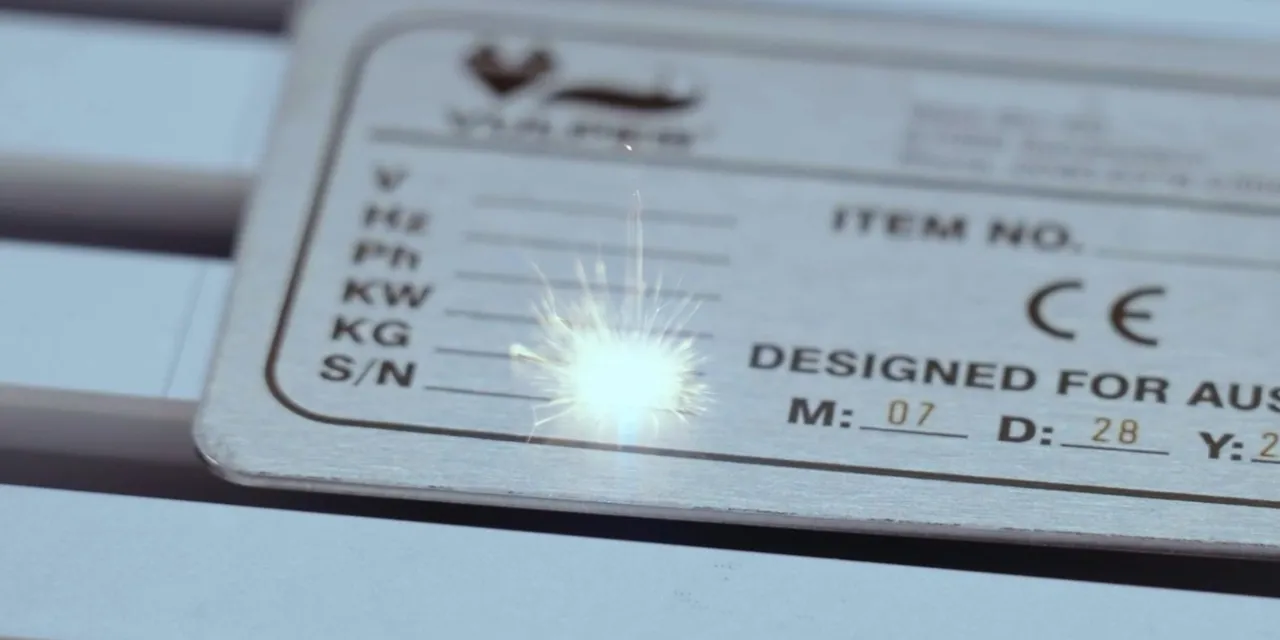 Trotec SpeedMarker lasermarkeermachine graveert metalen naamplaatje met serienummer