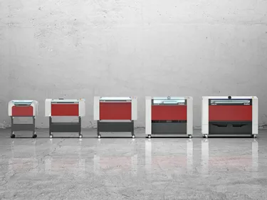 Trotec Speedy serisi CO₂ lazer kazıma makinelerinin beton duvar karşısındaki dizilimi