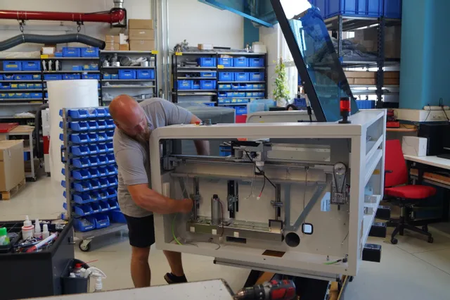 Technicus monteert Trotec Speedy serie CO₂ lasersnijder in productiefaciliteit