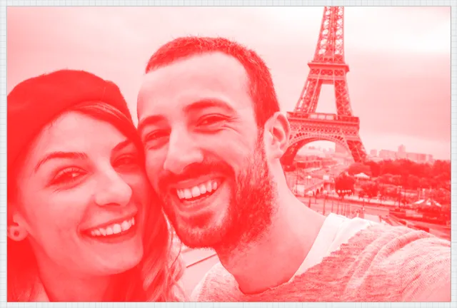 Lächelndes Pärchen vor dem Eiffelturm, vorbereitet für das Lasergravieren von Trotec