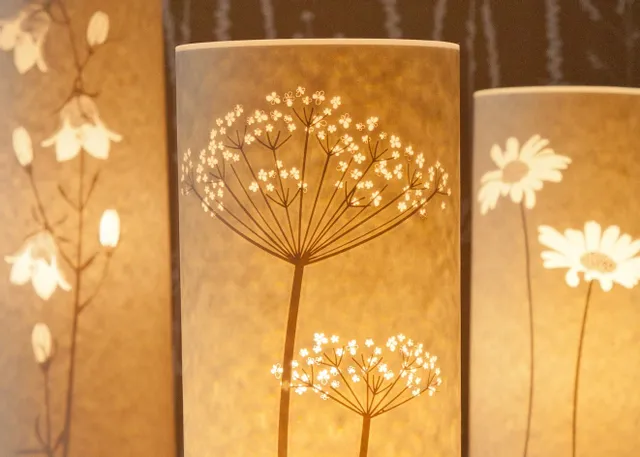 Kwiatowe klosze misternie wycinane laserowo za pomocą maszyny do grawerowania laserowego Trotec CO₂.