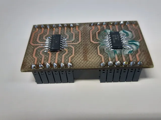 Circuit imprimé gravé sur mesure avec micropuces soudées et traces de cuivre, compatible avec la machine de découpe laser Trotec