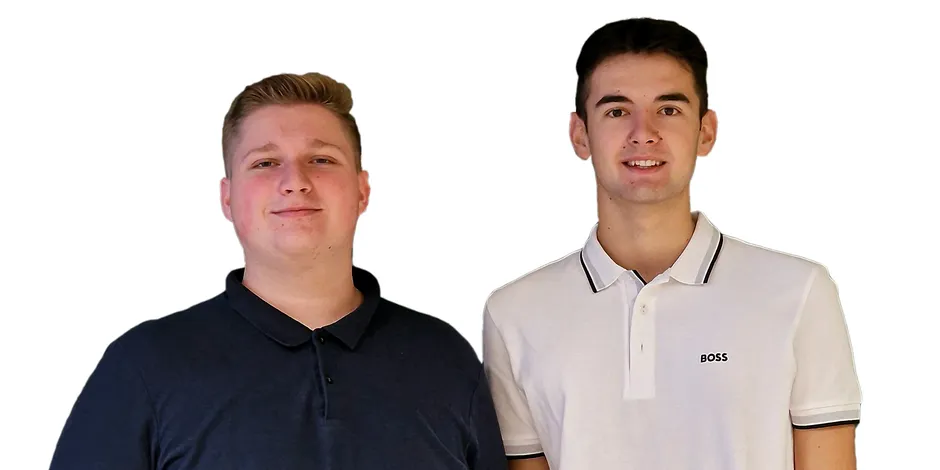 Dos hombres jóvenes con polos informales de pie sobre fondo blanco