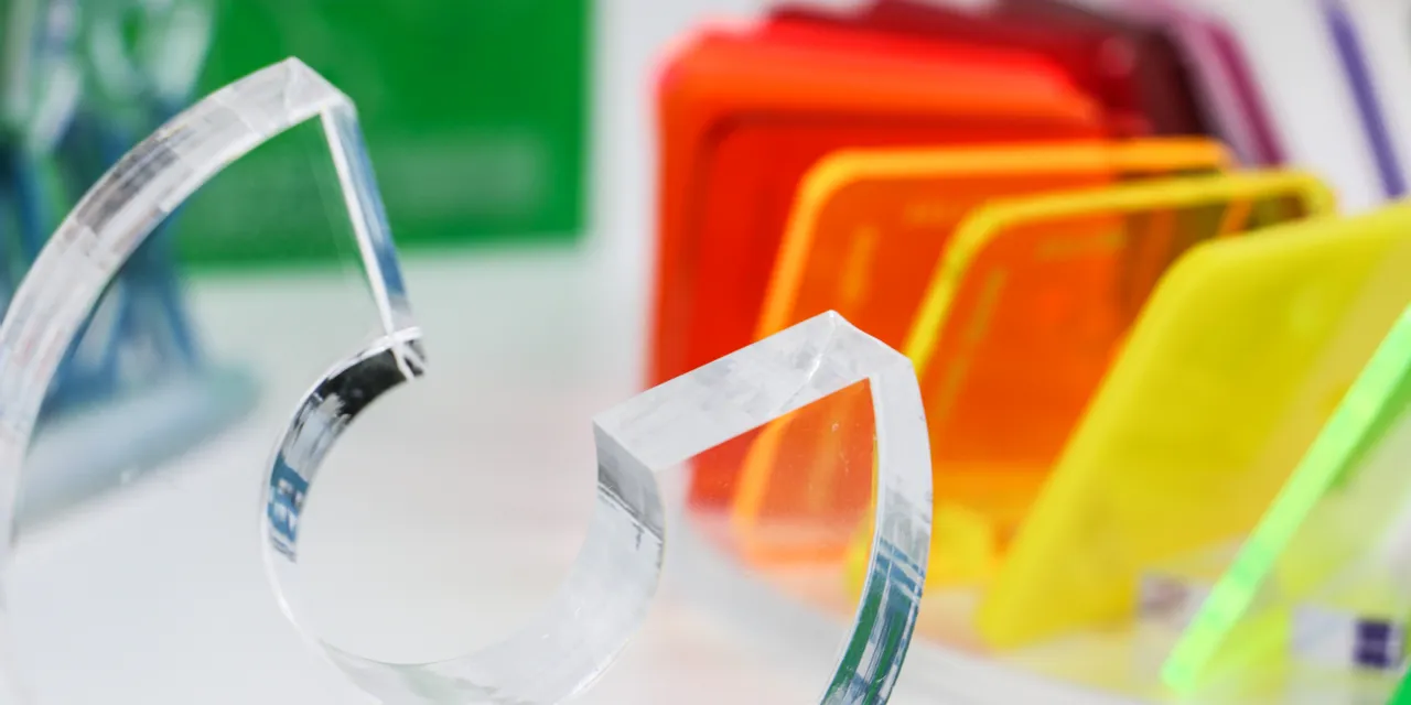 Échantillons d'acrylique coloré et formes en acrylique transparent découpées avec précision à l'aide d'une machine de découpe laser Trotec.