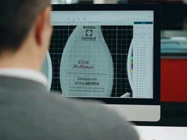 디자이너가 트로텍 루비 소프트웨어를 사용하여 Speedy 시리즈 레이저 커터를위한 레이저 조각 작업을 생성합니다.