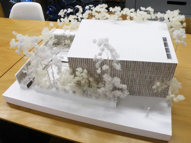 Trotec Speedy 100 flexxレーザー加工機（写真右）とAtmos集塵脱臭装置（写真左）：熊本大学