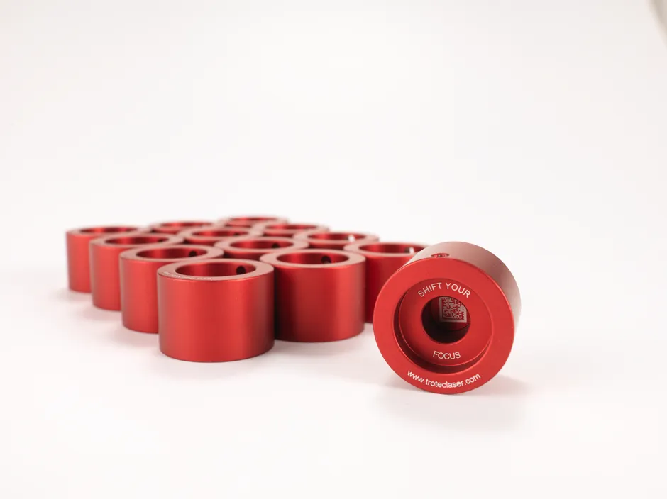 Narzędzia do ogniskowania z anodowanego na czerwono aluminium grawerowane przy użyciu technologii znakowania laserowego Trotec.