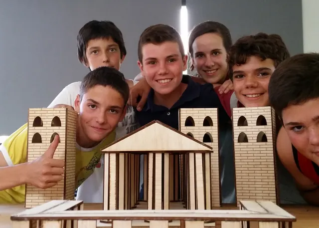 Studenci prezentują model architektoniczny wykonany wycinarką laserową Trotec przy użyciu technologii laserowej CO₂.