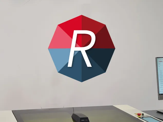 Speedy 시리즈의 레이저 커터 옆 화면에서 Trotec Ruby 소프트웨어를 작동하는 사용자