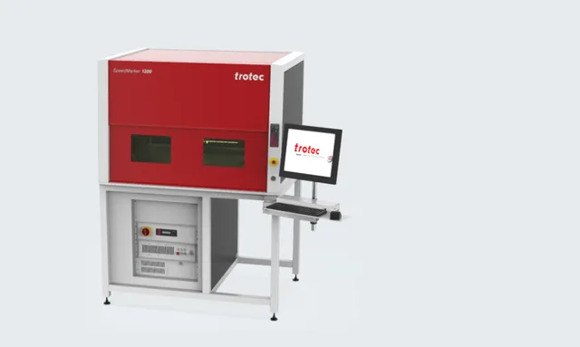 Machine de marquage laser SpeedMarker 1300 de Trotec avec panneau de commande et moniteur intégrés