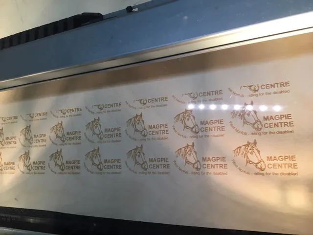 Trotec incide al laser i loghi dei cavalli del Magpie Centre sul legno con la macchina della serie Speedy