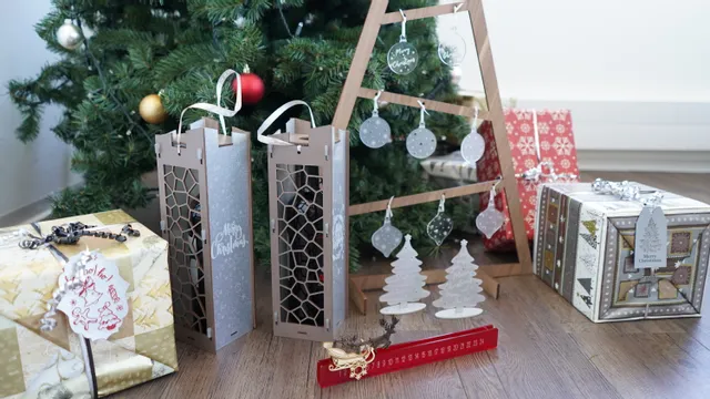 Trotec lasergesneden kerstdecoraties inclusief houten geschenkdozen en acryl ornamenten onder een boom