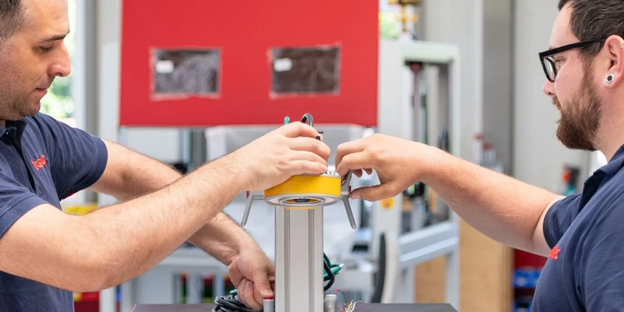 Trotec-teknikere samler komponent til lasergraveringsmaskine i produktionsanlæg