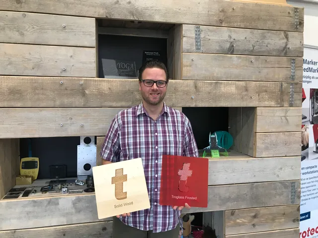 Mann mit Trotec-Mustern aus lasergraviertem Holz und TroGlass Frosted Acryl