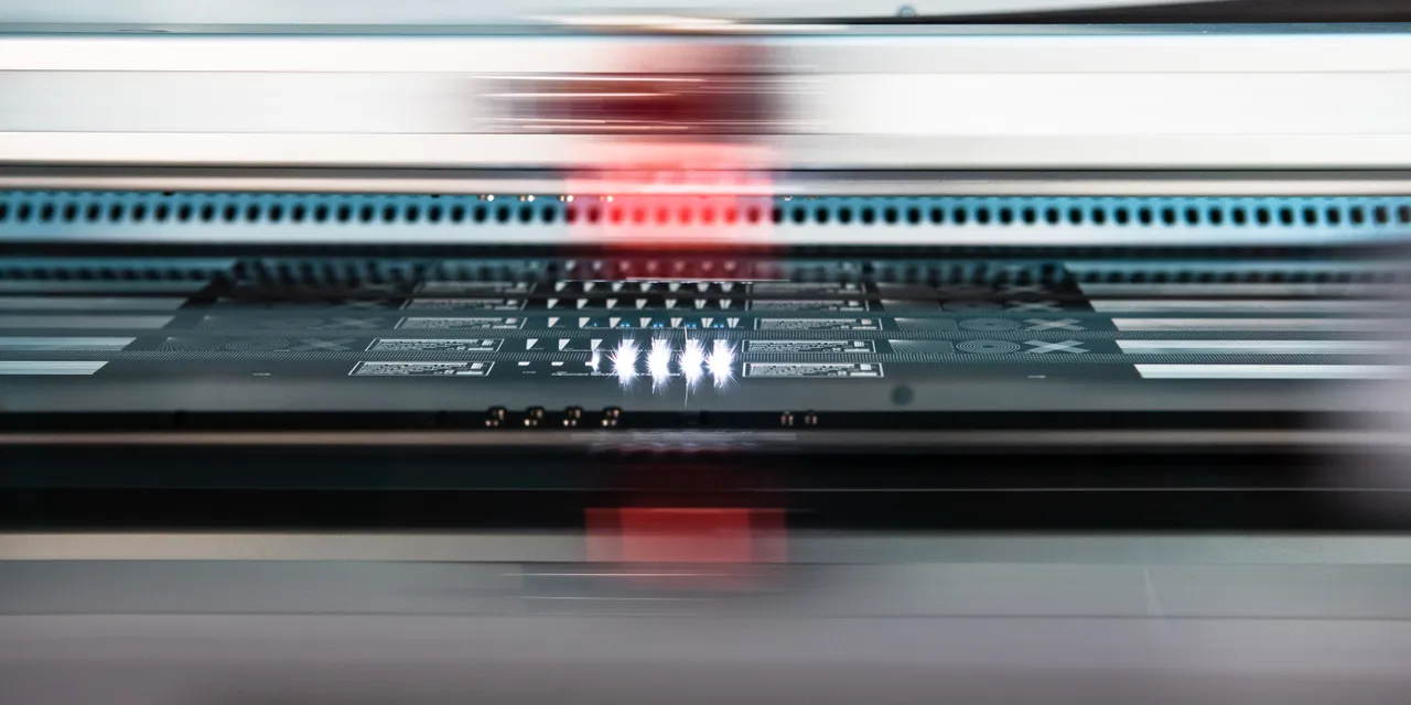 Trotec lasersnijder graveert gedetailleerd circuitpatroon op zwart blad met hoge-snelheidsprecisie