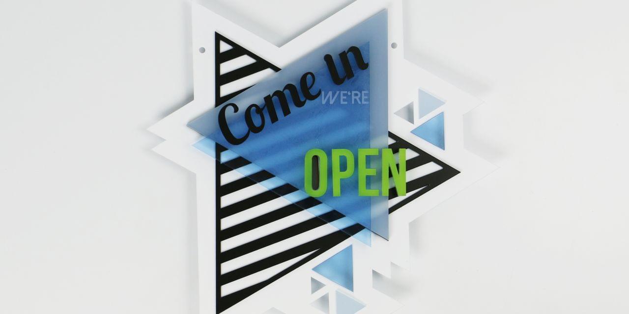Mehrschichtiges Schild „open“