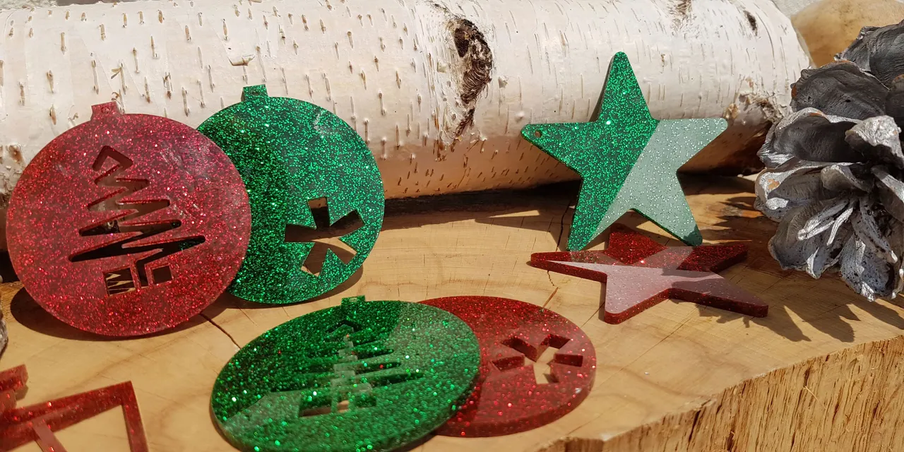 Laser-cut glitter acrylic Christmas ornaments made with Trotec CO₂ laser cutter