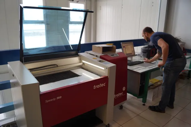 Bediener mit Trotec Speedy 360 CO₂ Laserschneider mit Ruby Software Schnittstelle