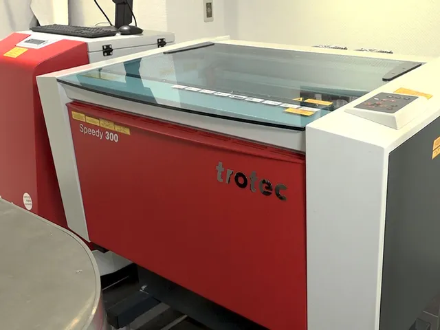 Trotec Speedy 300 CO₂ Lasergraviermaschine mit integrierter Workstation