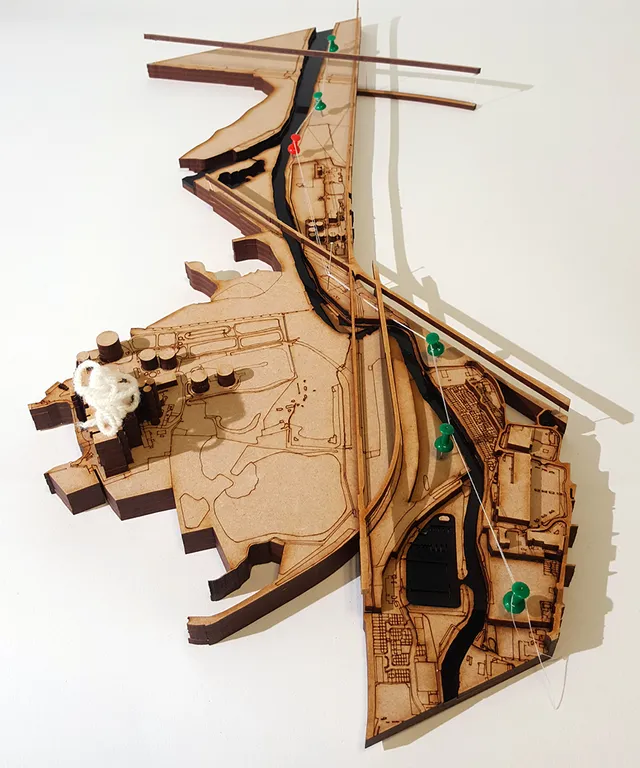 Mapa topográfico cortado con láser realizado con grabadora láser Trotec serie Speedy CO₂ y grabado detallado en madera.