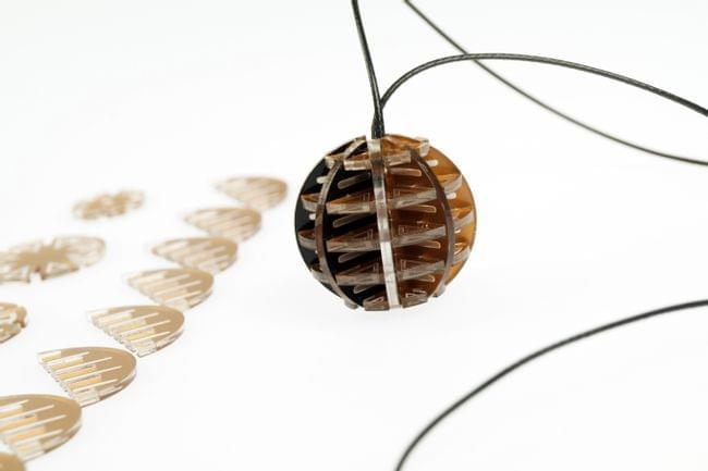 Découpe laser d’un pendentif en acrylique