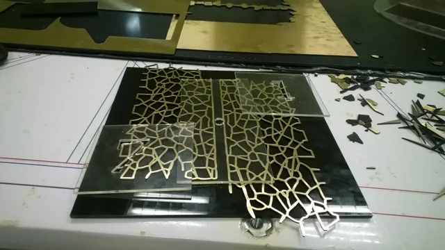 Lasergeschnittenes geometrisches Muster auf Metallblech, erstellt mit einer Lasergraviermaschine von Trotec