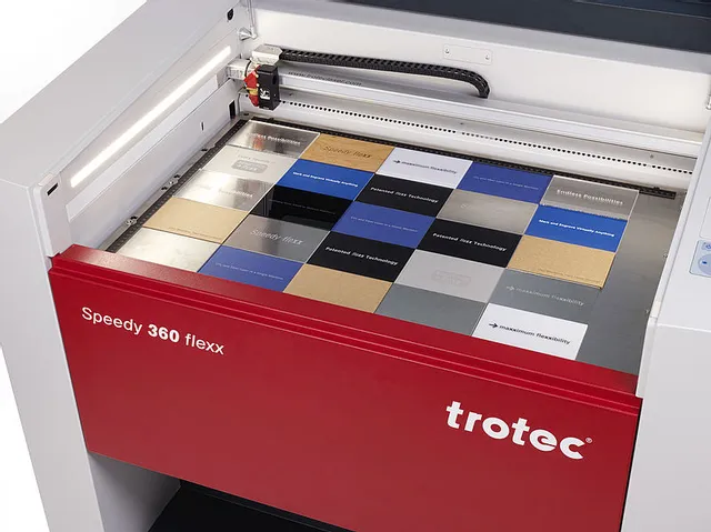 複数の材料サンプルを彫刻するトロテック・Speedy 360 flexxレーザーカッター