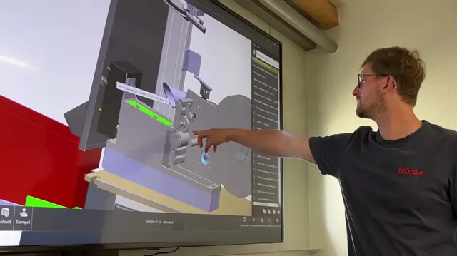 Trotec-ingenieur analyseert het ontwerp van lasermachineonderdelen op een interactief scherm met Ruby-software