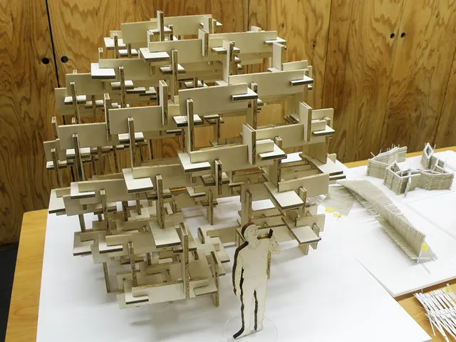 多数の木のピースを組み合わせたパビリオンの模型（隈研吾建築都市設計事務所）