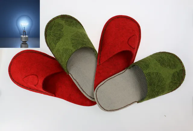 Czerwone i zielone filcowe kapcie z laserowo grawerowanymi wzorami kwiatowymi, idealne do cięcia laserowego Trotec CO₂.