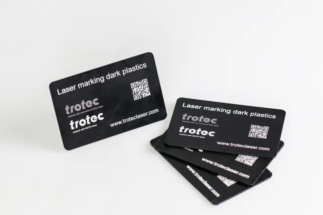 Trotec Laser beschriftet Muster auf dunklem Kunststoff mit Faser- und MOPA Lasern