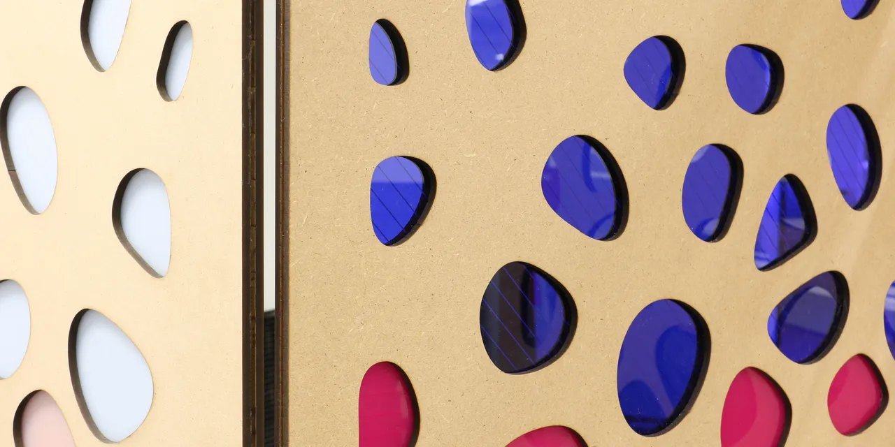 Panneaux MDF découpés au laser avec des conceptions acryliques colorées réalisées à l'aide de la machine de découpe laser Trotec.